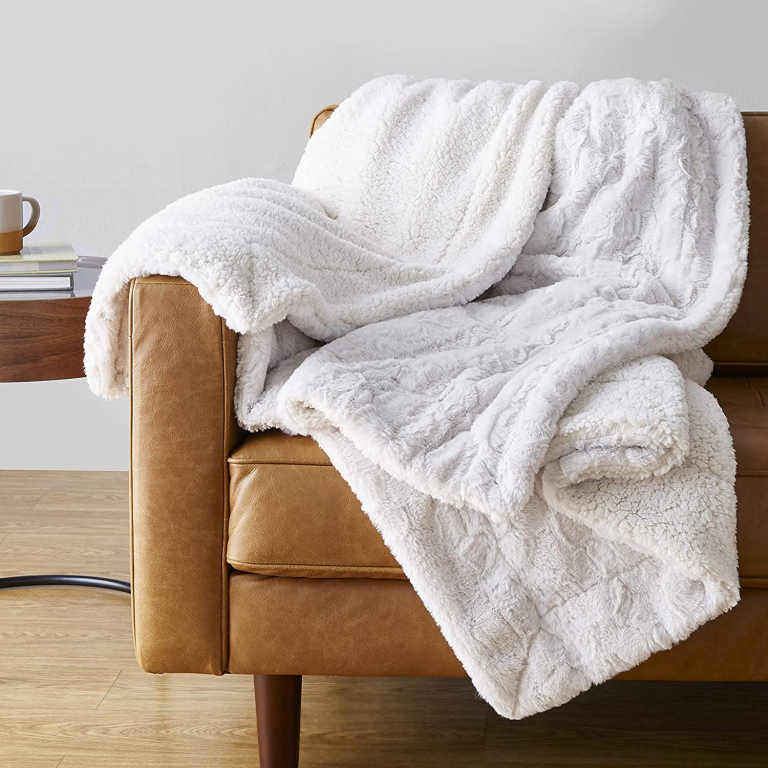 8 Tips in Washing and Maintaining the Quality of an Ugg Blanket 